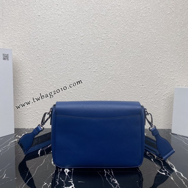 Prada專櫃新款刺繡織帶男斜跨包 2VD046 普拉達Saffiano皮革時尚翻蓋男士單肩包 csp1307